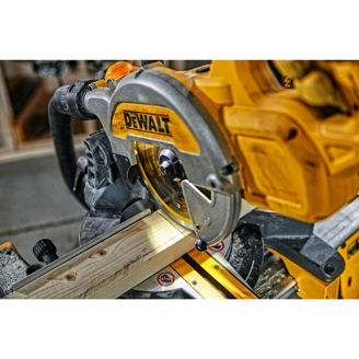 Mynd af DEWALT 54V XPS Geirungssög 216mm - 2 X 6Ah rafhlöður