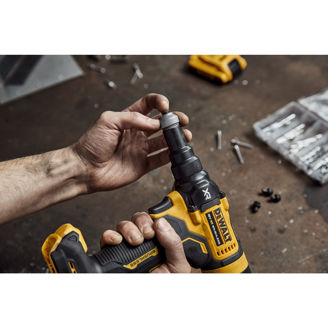 Mynd af DEWALT 18V XR Hnoðbyssa f. 2,4-4,8mm hnoð - Stök vél í tösku